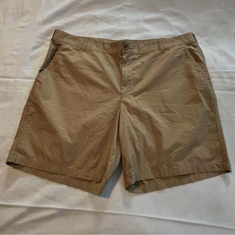 Men's Columbia Khaki Shorts 42” Waist 8” Length 100% Cotton Lightweight EUC
